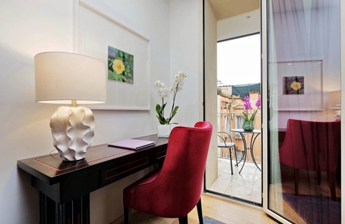 Rione XVI Ludovisi Apartment | Grand Deluxe six roomed apartment with balcony at the corner of Via Veneto