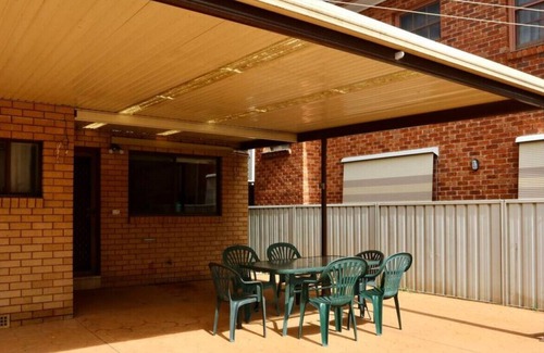 Liverpool House | Grand Family Group Holiday House Free Parking