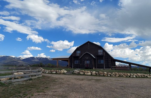 Mount Pleasant Cabin | Grand Family Lodge Sleeps 30*Events allowed dry camping, youth groups, corporate