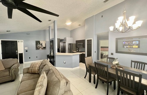 Westbury House | Grand Family Superior 4BD House Near Disney Parks