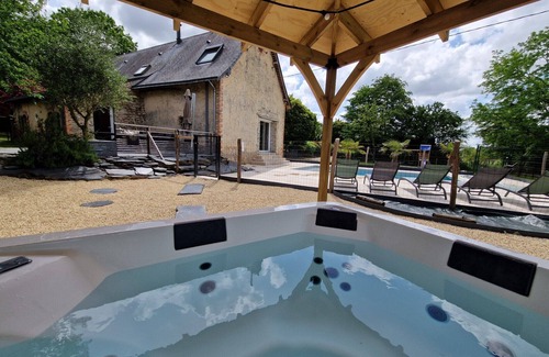 Soucelles House | Grand Gîte 13 Personnes de Caractère Piscine et spa