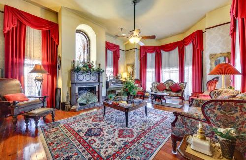 Palatka House | Grand Gables Pet-Friendly Home 1 Block to River