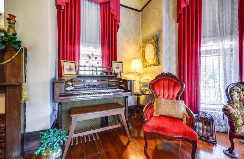 Palatka House | Grand Gables Pet-Friendly Home 1 Block to River