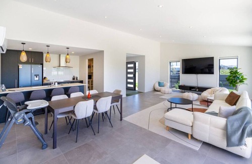Lincoln House | Grand Hideaway in Ebenezer
