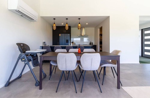 Lincoln House | Grand Hideaway in Ebenezer