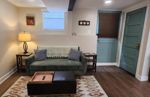 Astoria Apartment | Grand Hideaway - King Bed!