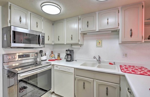 Grand Junction House | Grand Junction Golf Course Condo w/Balconies