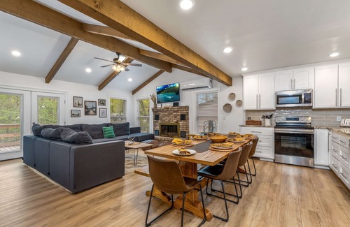 Grove House | Grand Lake Haven Sleeps 13 with Boat Parking