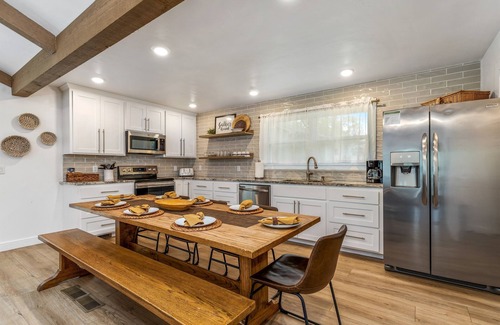 Grove House | Grand Lake Haven Sleeps 13 with Boat Parking