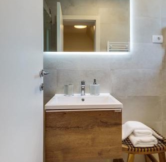 Jezerce House | Grand Lakes Rooms