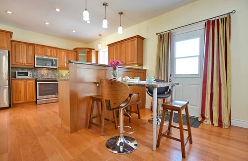 Meaford Cottage | Grand Luxury Cottage by Blue Mountains with pool and hot tub