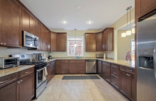 Falls Church House | Grand Luxury | Hot Tub | Boutique | 4 bedrooms