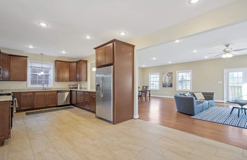 Falls Church House | Grand Luxury | Hot Tub | Boutique | 4 bedrooms