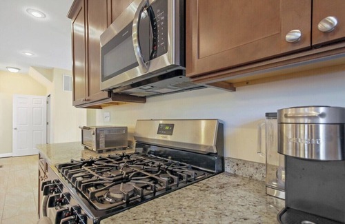 Falls Church House | Grand Luxury | Hot Tub | Boutique | 4 bedrooms