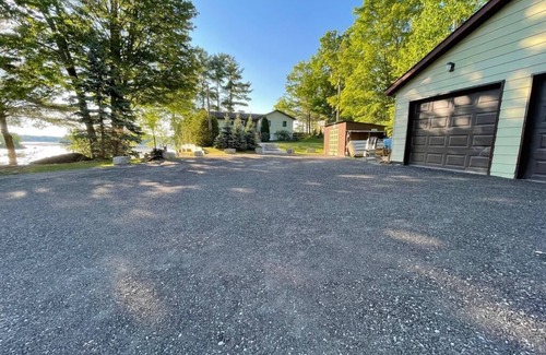 Bobcaygeon Cottage | Grand Maison in Bobcaygeon - 5 bedroom 3 bath Luxurious Waterfront Cottage