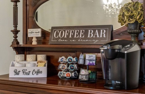 Fort Smith Apartment | Grand Mansion-Blooming Garden suite