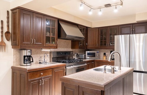 Mississauga House | Grand Mansion with Private Bar