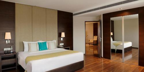 Sayajiganj Hotel | Grand Mercure Vadodara Surya Palace