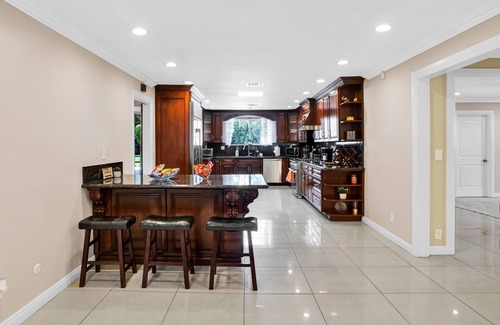Northridge House | Grand Monthly Rental Villa close to Fashion Mall
