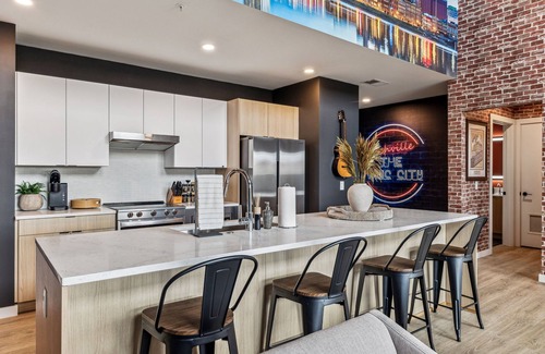 Downtown Nashville Condo | Grand Ole Nashville Downtown- Walk to Broadway with Pool, Gym, Parking