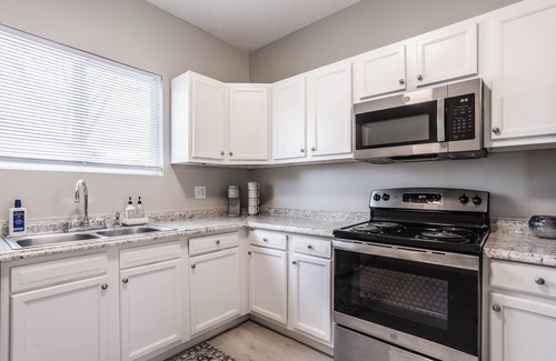 Sheridan House | Grand Park, Westfield, Space For Entire Team, Sleeps 30 comfortably. Unit A