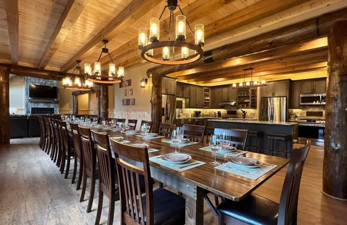 Wilmington House | Grand Peaks Lodge, Ultimate Log Luxury, Stunning Views, Hot Tub & Sauna, EV Charger, 3D Tour