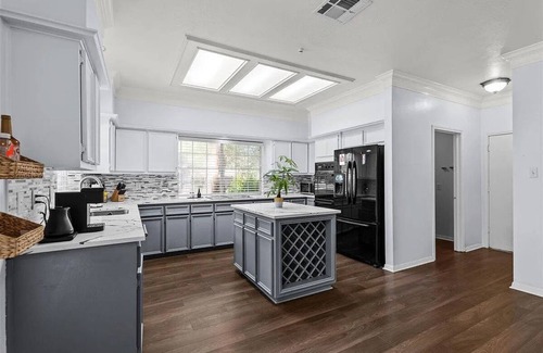 Austin House | Grand, Prestigious Golf Villa: 4BR Games, DJ Booth