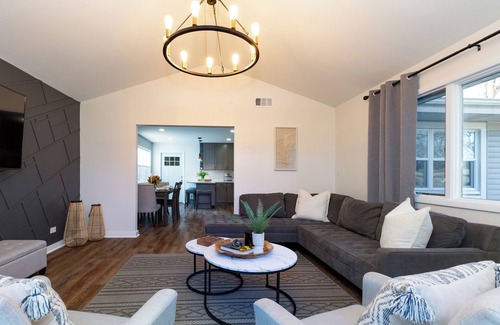 Fox Valley House | Grand Retreat/5 Bedrooms/Game Room
