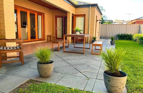 Wodonga House | Grand retreat in peaceful street
