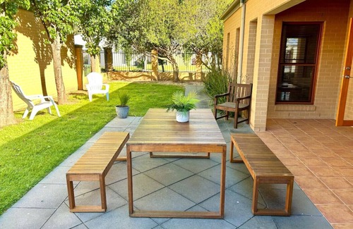 Wodonga House | Grand retreat in peaceful street