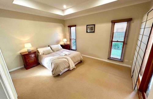 Wodonga House | Grand retreat in peaceful street