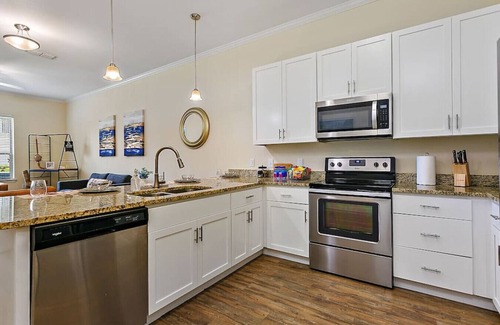 Southside Apartment | Grand Retreat w/Pool, Gym, Tennis Court, King Bed