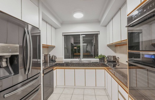 Kewarra Beach House | Grand Slam Getaway w Tennis court & Heated pool