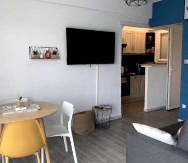 Saint-Cyprien Plage Apartment | Grand Studio avec Balcon au pied de la Plage Clim Wifi