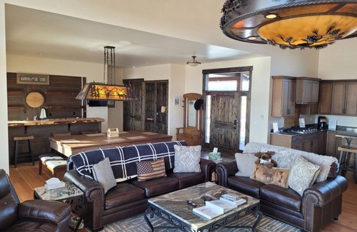 Clawson House | Grand Teton Painted Pony House w/Hot Tub AC and Heated Garage