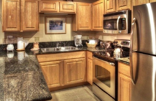 Four O'Clock Cabin | GRAND TIMBER LODGE SKI-IN/SKI-OUT 600 FEET FROM CHAIRLIFT SLEEPS 8