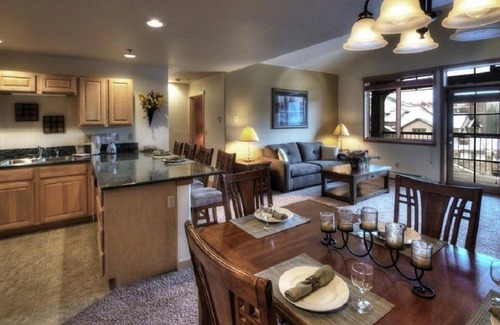 Four O'Clock Cabin | GRAND TIMBER LODGE SKI-IN/SKI-OUT 600 FEET FROM CHAIRLIFT SLEEPS 8
