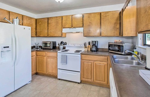 Clifton House | Grand Valley Home w/ Fire Pit - Peach Pad B!