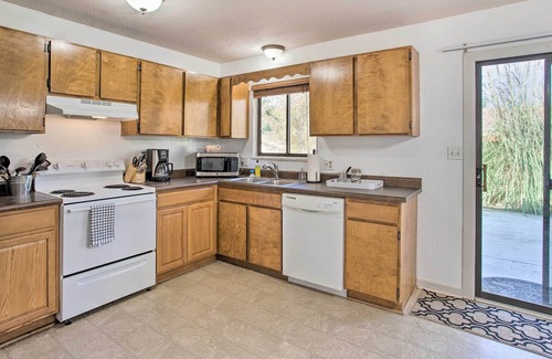 Clifton House | Grand Valley Home w/ Fire Pit - Peach Pad B!