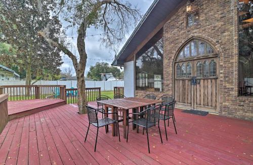 Valrico House | Grand Valrico Home with Deck, Fire Pit and Yard!