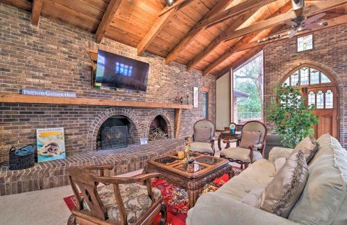 Valrico House | Grand Valrico Home with Deck, Fire Pit and Yard!