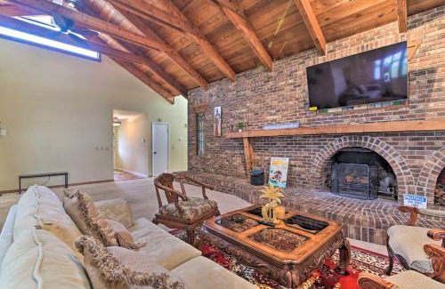 Valrico House | Grand Valrico Home with Deck, Fire Pit and Yard!