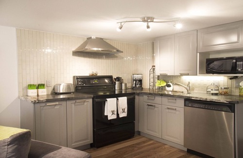 Cabbagetown South House | Grand Victorian Suite - min 30 nights