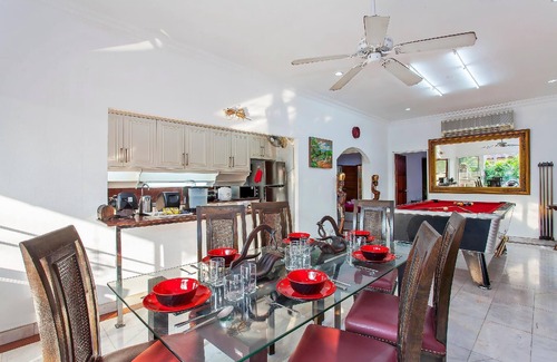 Na Kluea Villa | Grand Villa, 5 Bedrooms, Private Pool, Garden View, 10 Mins LK Metro