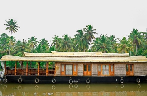 Kumarakom Boat Rental | Grand villa houseboat