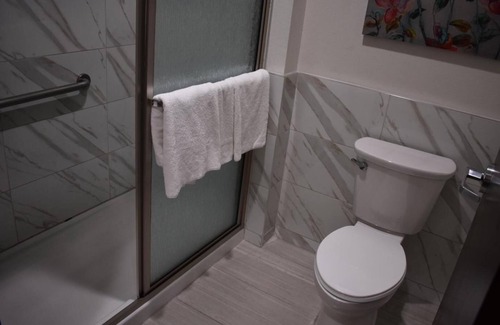 Humble Hotel | Grand Villa Inn & Suites - Humble