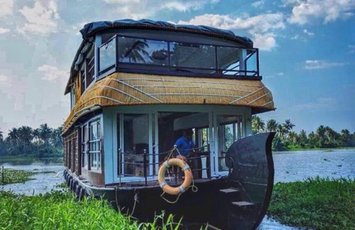 Kumarakom Villa | Grand villa Luxury Houseboat : King Suite with Balconyn