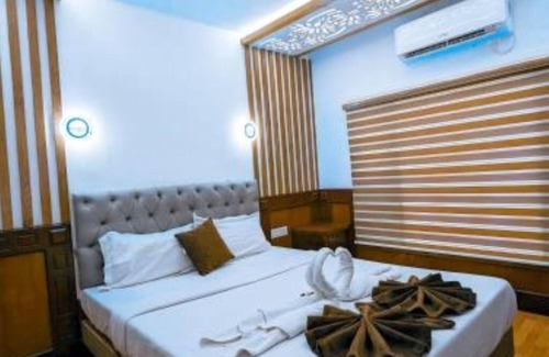 Kumarakom Villa | Grand villa Luxury Houseboat : King Suite with Balconyn