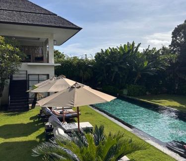 Berawa Villa | Grand Villa Puri Padi - prime Canggu beach location, 25x5 infinity Pool!