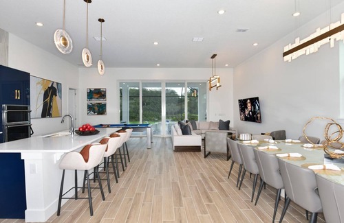 Loughman House | Grand Villa w Superhero Themed BR, Theater, Arcade, Game Loft, Pool - Near Parks